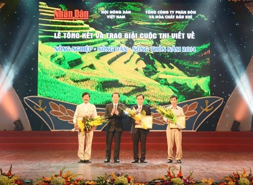 Trao giải cuộc thi viết về “Nông nghiệp-Nông dân-Nông thôn” năm 2014 - ảnh 1